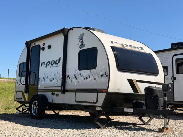 2022 Forest River R-Pod RP190 travel trailer for sale at Triple C Camper Consignment in Kentuckiana — photo 2 of 3