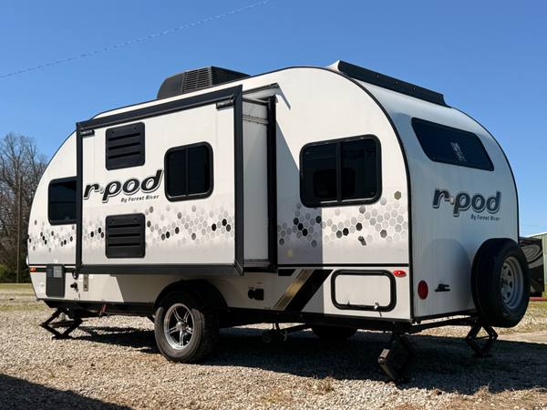 2022 Forest River R-Pod RP190 travel trailer for sale at Triple C Camper Consignment in Kentuckiana — photo 3 of 3