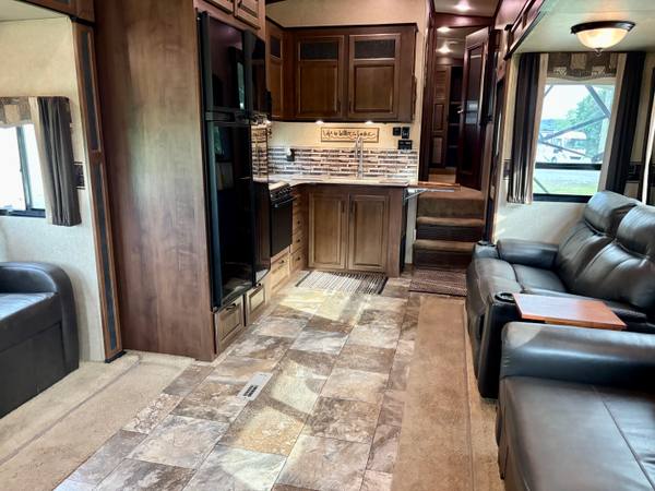 2014 Jayco Eagle Premier 321RLTS Rear Living | Full-Time Ready — photo 12