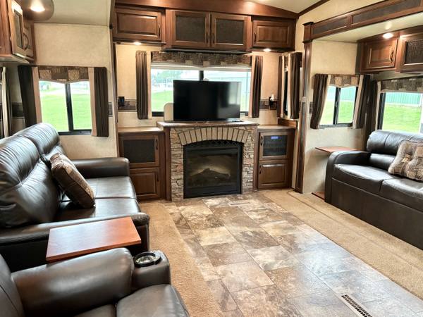 2014 Jayco Eagle Premier 321RLTS Rear Living | Full-Time Ready — photo 10