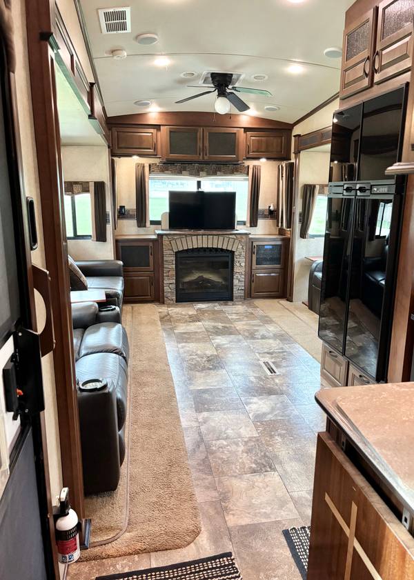 2014 Jayco Eagle Premier 321RLTS Rear Living | Full-Time Ready — photo 9