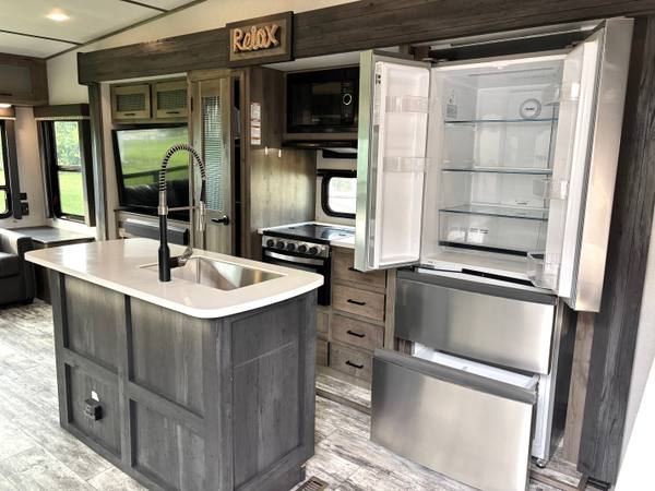 2021 Keystone Sprinter Limited 3190RLS Rear Living — photo 8