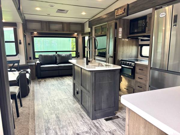 2021 Keystone Sprinter Limited 3190RLS Rear Living — photo 7