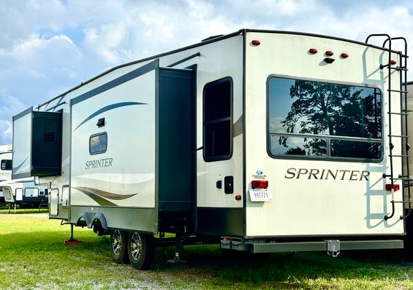 2021 Keystone Sprinter Limited 3190RLS Rear Living — photo 5