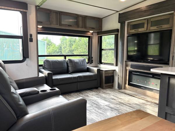 2021 Keystone Sprinter Limited 3190RLS Rear Living — photo 11