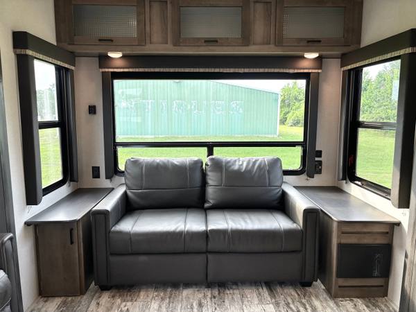 2021 Keystone Sprinter Limited 3190RLS Rear Living — photo 12