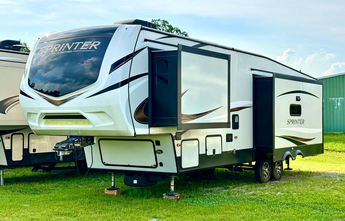 2021 Keystone Sprinter Limited 3190RLS Rear Living — photo 1
