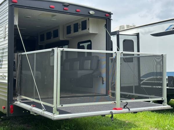 2022 KZ Sportsmen Toyhauler 270THSE 10ft Garage — photo 6