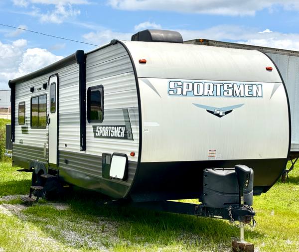 2022 KZ Sportsmen Toyhauler 270THSE 10ft Garage — photo 3