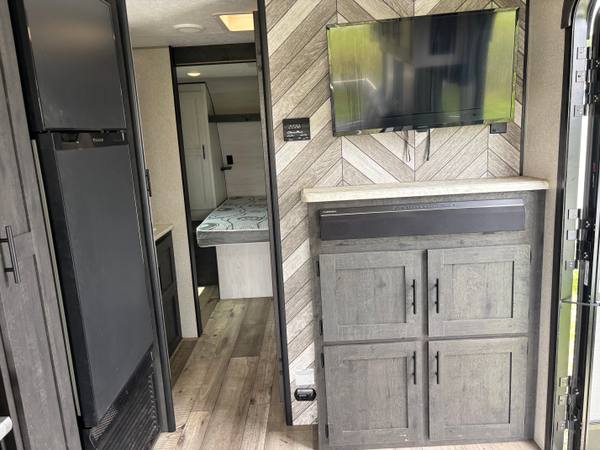 2022 KZ Sportsmen Toyhauler 270THSE 10ft Garage — photo 12