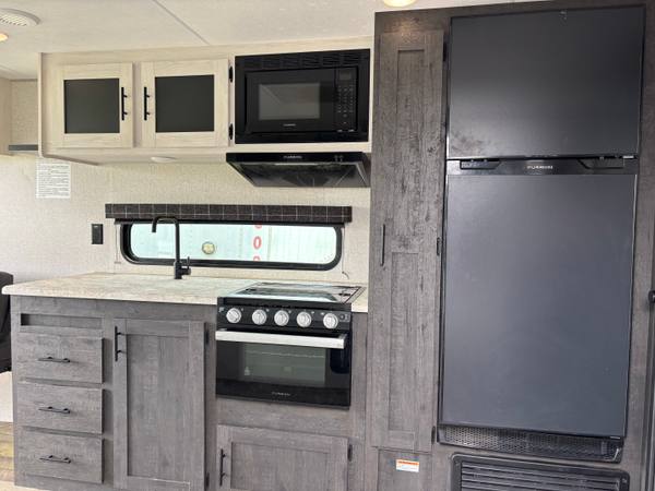 2022 KZ Sportsmen Toyhauler 270THSE 10ft Garage — photo 11