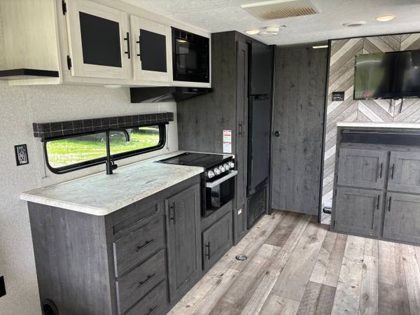 2022 KZ Sportsmen Toyhauler 270THSE 10ft Garage — photo 10
