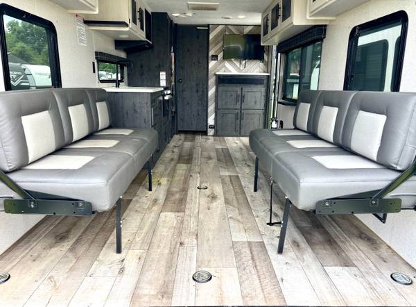 2022 KZ Sportsmen Toyhauler 270THSE 10ft Garage — photo 9