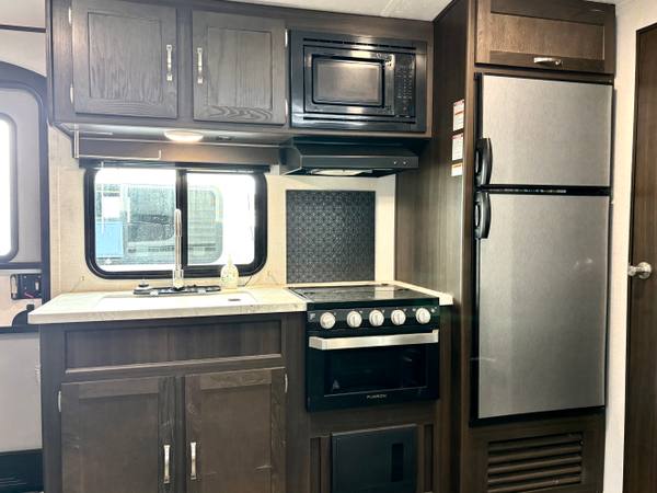 2020 Keystone Springdale Tailgator Toyhauler 32TH 12ft Garage — photo 10