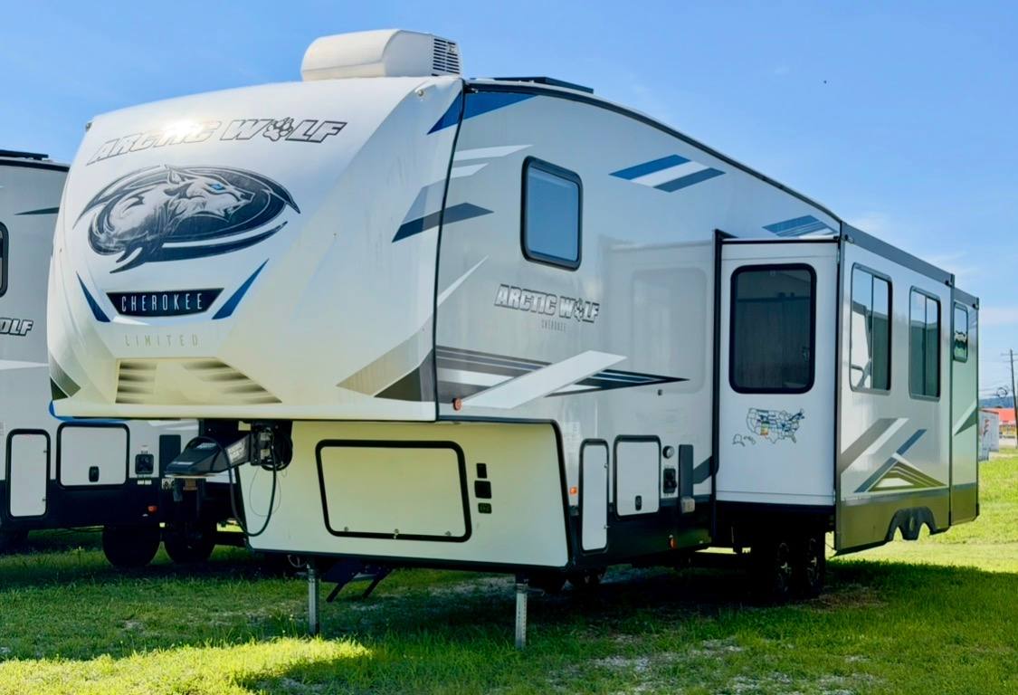 2021 Cherokee Arctic Wolf Limited 321BH 2 Bed | 2 Bath — photo 1