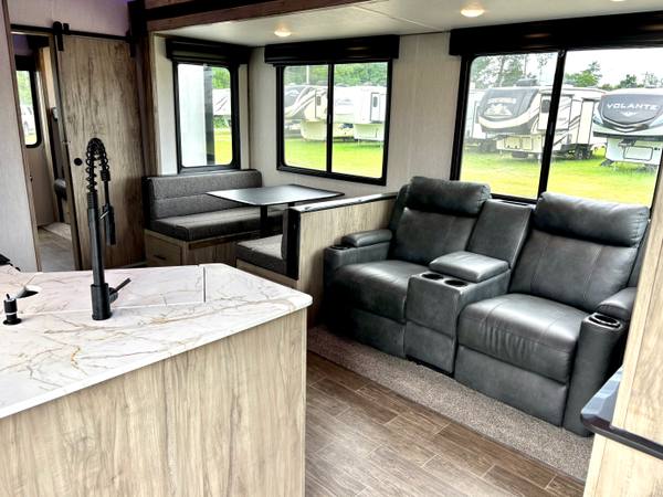 2021 Cherokee Arctic Wolf Limited 321BH 2 Bed | 2 Bath — photo 9