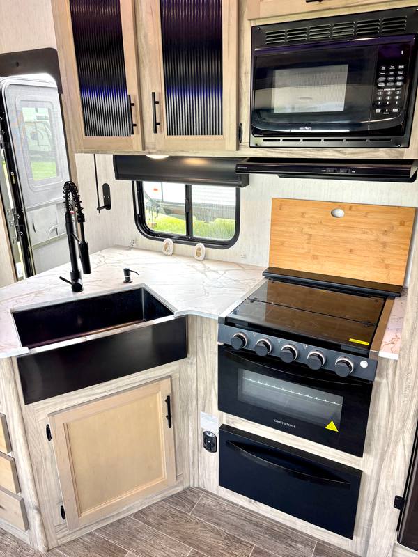 2021 Cherokee Arctic Wolf Limited 321BH 2 Bed | 2 Bath fifth wheel for sale at Triple C Camper Consignment in Kentuckiana — photo 12 of 12