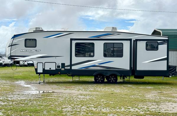 2021 Cherokee Arctic Wolf Limited 321BH 2 Bed | 2 Bath — photo 6