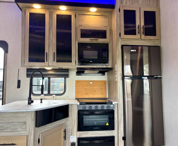 2021 Cherokee Arctic Wolf Limited 321BH 2 Bed | 2 Bath — photo 11