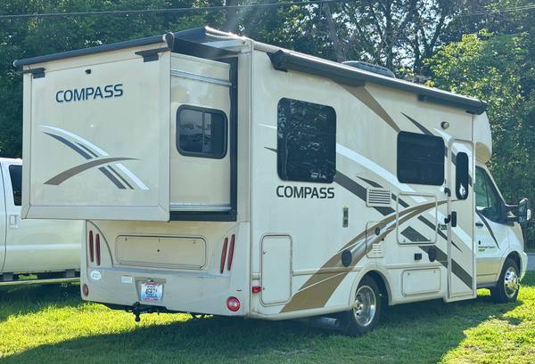 2017 Thor Compass 23TR 350HD PowerStroke TurboDiesel — photo 5