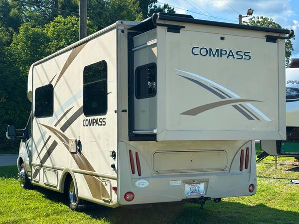 2017 Thor Compass 23TR 350HD PowerStroke TurboDiesel — photo 7