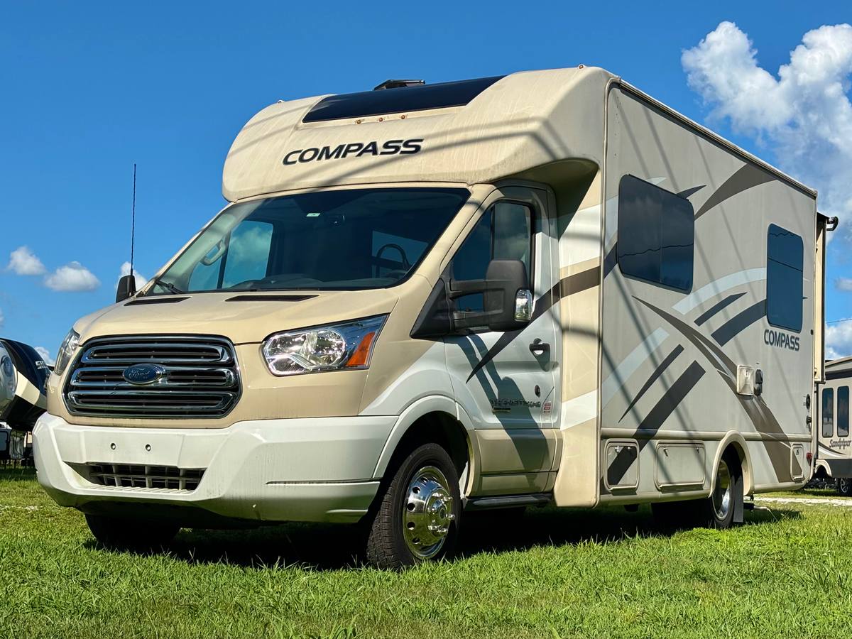 2017 Thor Compass 23TR 350HD PowerStroke TurboDiesel — photo 1