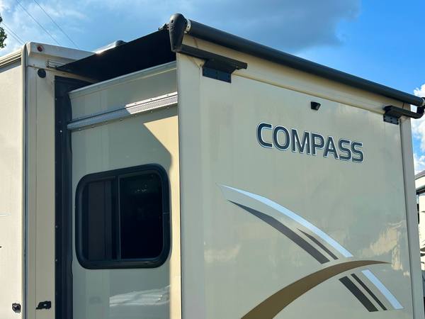 2017 Thor Compass 23TR 350HD PowerStroke TurboDiesel — photo 8