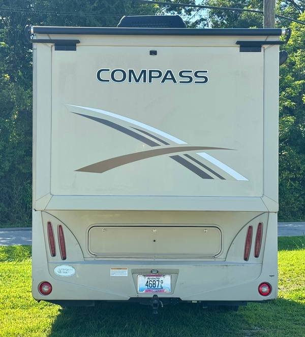 2017 Thor Compass 23TR 350HD PowerStroke TurboDiesel — photo 6