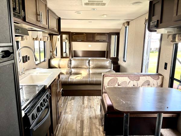 2016 Cherokee Grey Wolf 26BH Bunkhouse travel trailer for sale at Triple C Camper Consignment in Kentuckiana — photo 5 of 12