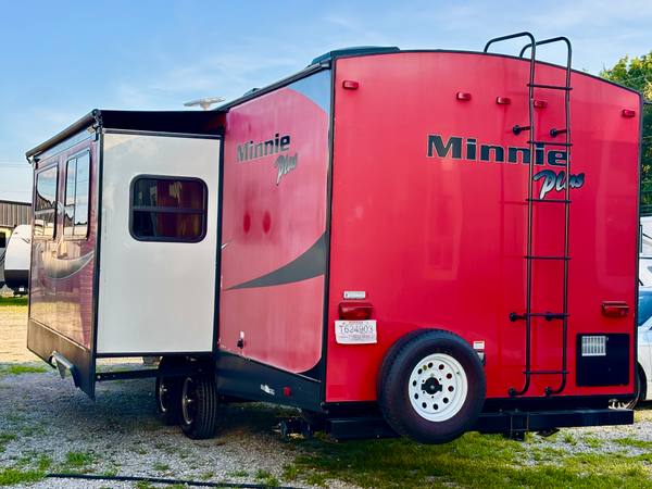 2018 Winnebago Mini Plus 27BHSS Bunkhouse — photo 6