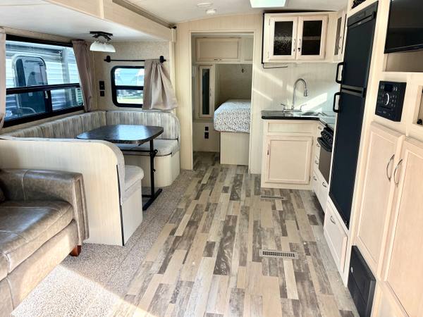 2018 Winnebago Mini Plus 27BHSS Bunkhouse — photo 9