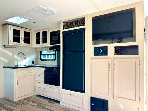 2018 Winnebago Mini Plus 27BHSS Bunkhouse — photo 11