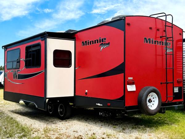 2018 Winnebago Minnie Bunkhouse 27BHSS travel trailer for sale at Triple C Camper Consignment in Kentuckiana — photo 4 of 12