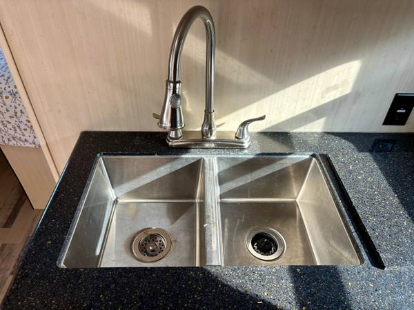 2018 Winnebago Mini Plus 27BHSS Bunkhouse — photo 12