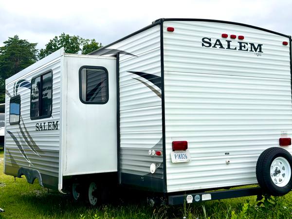 2013 Forest River Salem 26TPUD Triple Bunk — photo 4