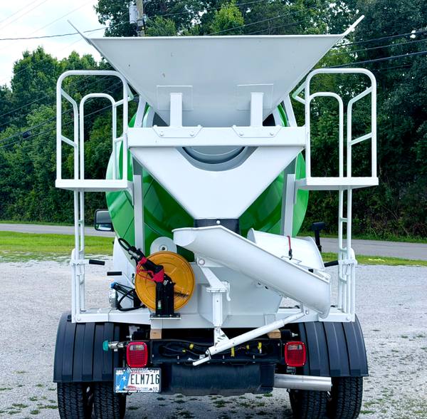 2025 Ram 5500 Concrete Mixer 2yd — photo 9