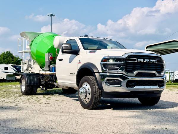 2025 Ram 5500 Concrete Mixer 2yd — photo 4
