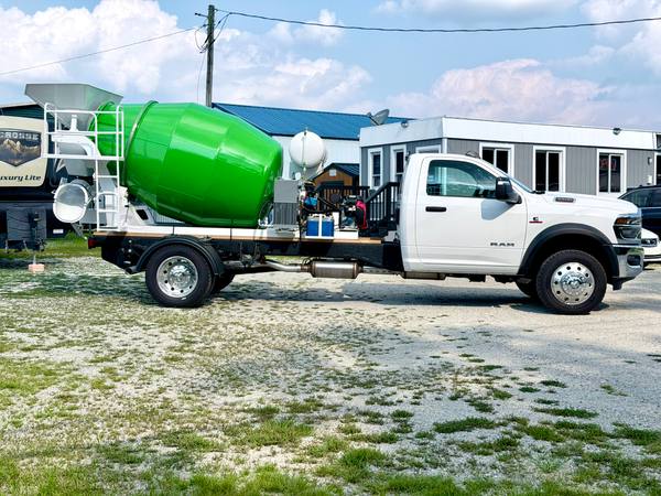 2025 Ram 5500 Concrete Mixer 2yd — photo 5