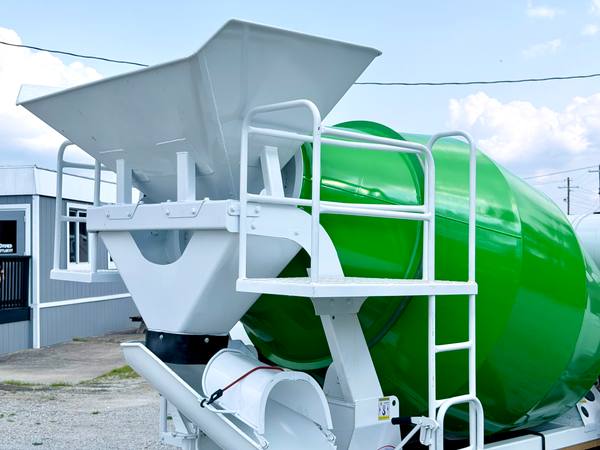 2025 Ram 5500 Concrete Mixer 2yd — photo 8
