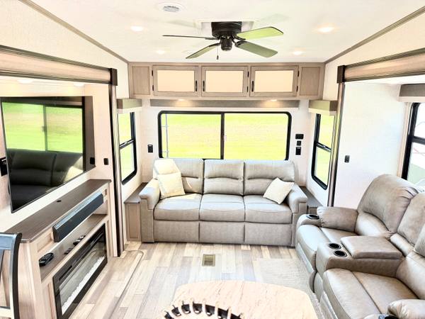 2023 Coachmen Chaparral 298RLS Rear Living fifth wheel for sale at Triple C Camper Consignment in Kentuckiana — photo 11 of 12