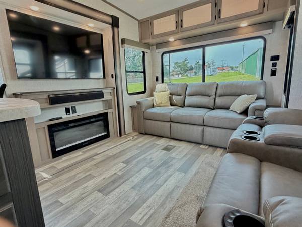 2023 Coachmen Chaparral 298RLS Rear Living fifth wheel for sale at Triple C Camper Consignment in Kentuckiana — photo 12 of 12