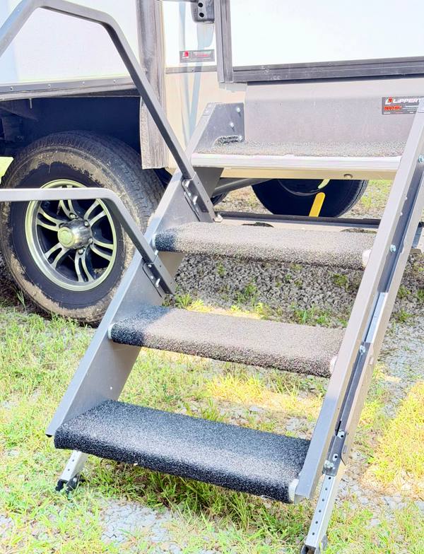 2023 Coachmen Chaparral 298RLS Rear Living — photo 6
