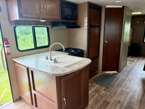 2017 Keystone Passport 3350BH 2 Bed | 2 Bath travel trailer for sale at Triple C Camper Consignment in Kentuckiana — photo 8 of 12