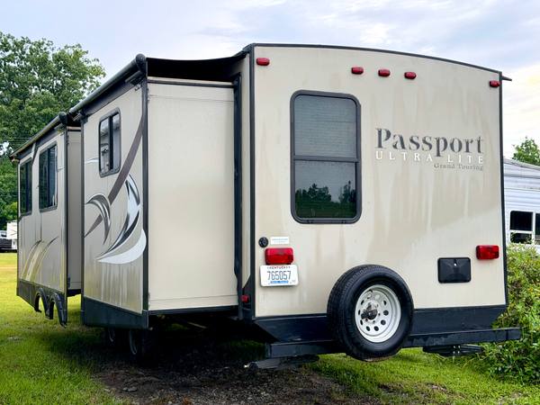 2017 Keystone Passport 3350BH 2 Bed | 2 Bath travel trailer for sale at Triple C Camper Consignment in Kentuckiana — photo 4 of 12