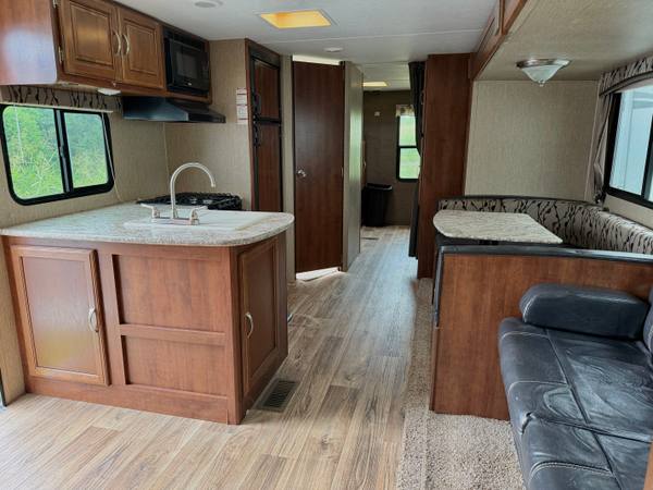 2017 Keystone Passport 3350BH 2 Bed | 2 Bath travel trailer for sale at Triple C Camper Consignment in Kentuckiana — photo 6 of 12