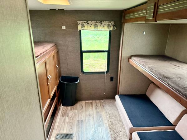 2017 Keystone Passport 3350BH 2 Bed | 2 Bath travel trailer for sale at Triple C Camper Consignment in Kentuckiana — photo 9 of 12
