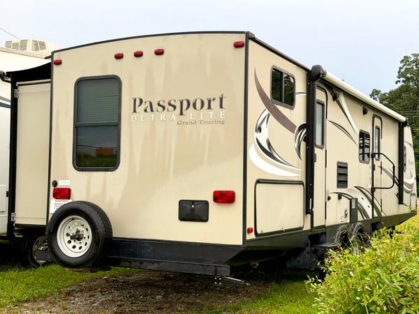 2017 Keystone Passport 3350BH 2 Bed | 2 Bath travel trailer for sale at Triple C Camper Consignment in Kentuckiana — photo 3 of 12