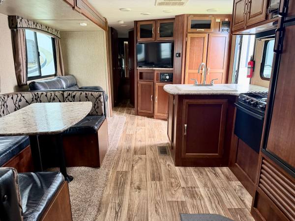 2017 Keystone Passport 3350BH 2 Bed | 2 Bath travel trailer for sale at Triple C Camper Consignment in Kentuckiana — photo 12 of 12