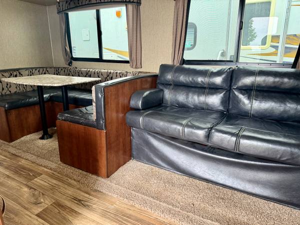 2017 Keystone Passport 3350BH 2 Bed | 2 Bath travel trailer for sale at Triple C Camper Consignment in Kentuckiana — photo 7 of 12