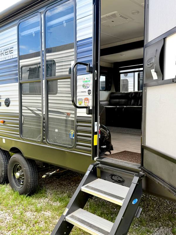 2021 Cherokee Limited 274VFK Front Kitchen travel trailer for sale at Triple C Camper Consignment in Kentuckiana — photo 7 of 12